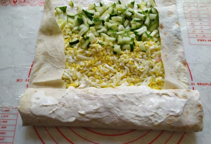 Фото шага рецепта Рулет из лаваша с крабовыми палочками 190129 шаг 9  