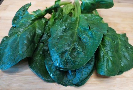 Фото шага рецепта Рулет из омлета со шпинатом и сыром 188881 шаг 1  