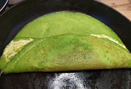 Фото шага рецепта Рулет из омлета со шпинатом и сыром 188881 шаг 10  