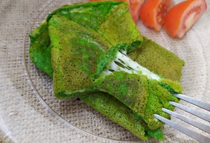 Фото шага рецепта Рулет из омлета со шпинатом и сыром 188881 шаг 11  