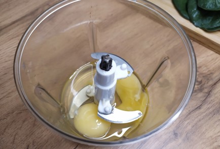 Фото шага рецепта Рулет из омлета со шпинатом и сыром 188881 шаг 3  