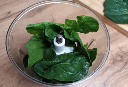 Фото шага рецепта Рулет из омлета со шпинатом и сыром 188881 шаг 4  