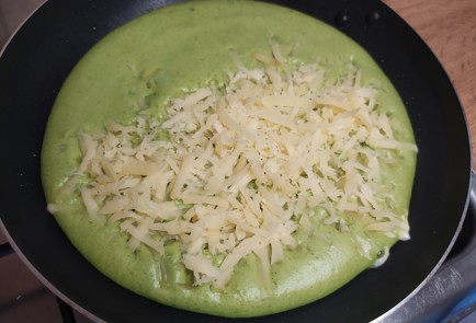 Фото шага рецепта Рулет из омлета со шпинатом и сыром 188881 шаг 9  