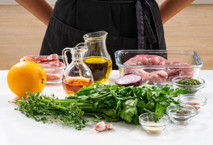 Фото шага рецепта Рулет из свинины сувид с петрушкой 187091 шаг 1