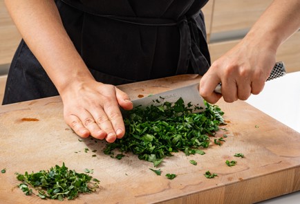 Фото шага рецепта Рулет из свинины сувид с петрушкой 187091 шаг 10