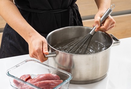 Фото шага рецепта Рулет из свинины сувид с петрушкой 187091 шаг 2