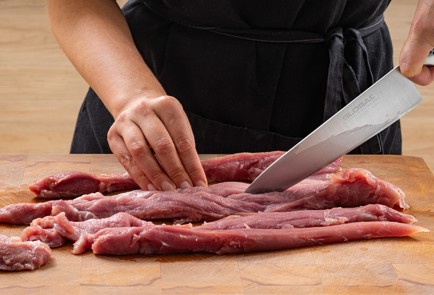 Фото шага рецепта Рулет из свинины сувид с петрушкой 187091 шаг 3