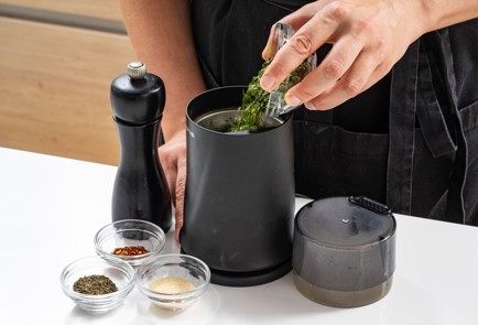 Фото шага рецепта Рулет из свинины сувид с петрушкой 187091 шаг 4