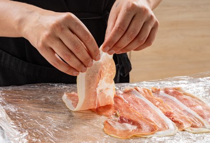 Фото шага рецепта Рулет из свинины сувид с петрушкой 187091 шаг 6