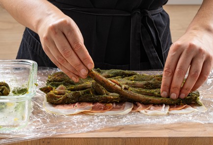 Фото шага рецепта Рулет из свинины сувид с петрушкой 187091 шаг 7