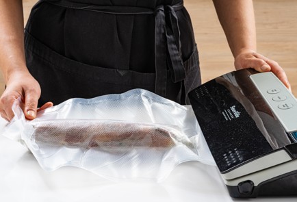 Фото шага рецепта Рулет из свинины сувид с петрушкой 187091 шаг 9