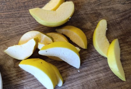 Фото шага рецепта Рулет с айвой 191009 шаг 4  