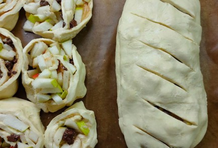 Фото шага рецепта Рулет с грушей корицей и шоколадом 191088 шаг 13  