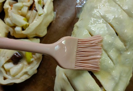 Фото шага рецепта Рулет с грушей корицей и шоколадом 191088 шаг 14  