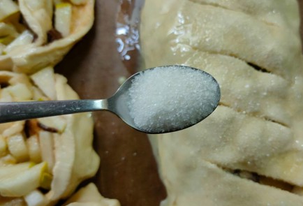 Фото шага рецепта Рулет с грушей корицей и шоколадом 191088 шаг 15  