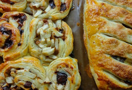 Фото шага рецепта Рулет с грушей корицей и шоколадом 191088 шаг 17  