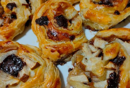 Фото шага рецепта Рулет с грушей корицей и шоколадом 191088 шаг 18  