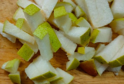 Фото шага рецепта Рулет с грушей корицей и шоколадом 191088 шаг 2  