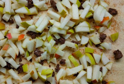 Фото шага рецепта Рулет с грушей корицей и шоколадом 191088 шаг 6  