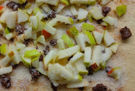 Фото шага рецепта Рулет с грушей корицей и шоколадом 191088 шаг 7  