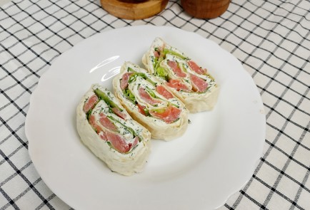 Фото шага рецепта Рулет из лаваша с красной рыбой и творожным сыром 191607 шаг 10  