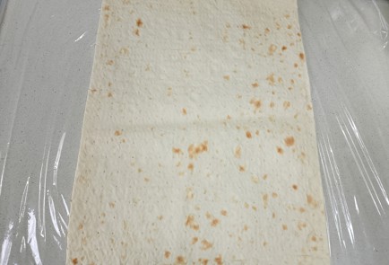 Фото шага рецепта Рулет из лаваша с красной рыбой и творожным сыром 191607 шаг 4  