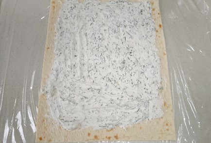 Фото шага рецепта Рулет из лаваша с красной рыбой и творожным сыром 191607 шаг 5  