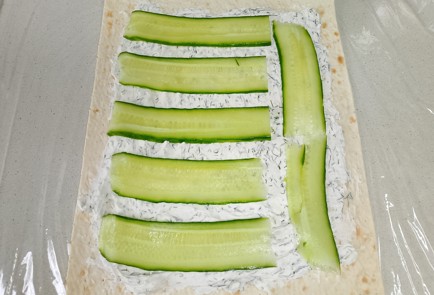 Фото шага рецепта Рулет из лаваша с красной рыбой и творожным сыром 191607 шаг 6  