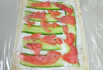 Фото шага рецепта Рулет из лаваша с красной рыбой и творожным сыром 191607 шаг 7  