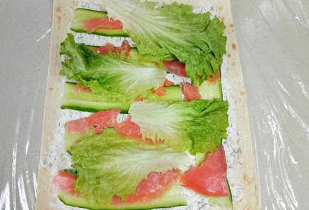 Фото шага рецепта Рулет из лаваша с красной рыбой и творожным сыром 191607 шаг 8  