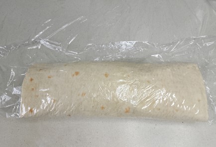 Фото шага рецепта Рулет из лаваша с красной рыбой и творожным сыром 191607 шаг 9  