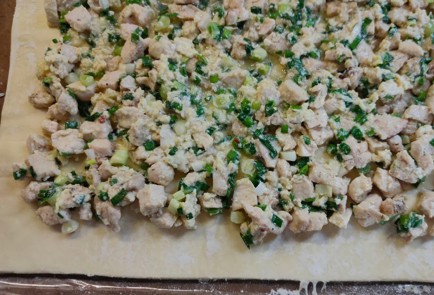 Фото шага рецепта Рулет с курицей яйцом и зеленым луком 176188 шаг 13  