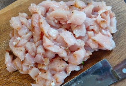 Фото шага рецепта Рулет с курицей яйцом и зеленым луком 176188 шаг 2  