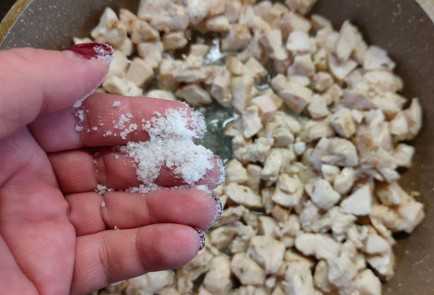 Фото шага рецепта Рулет с курицей яйцом и зеленым луком 176188 шаг 5  