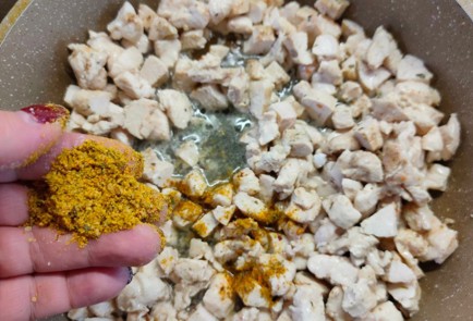 Фото шага рецепта Рулет с курицей яйцом и зеленым луком 176188 шаг 6  