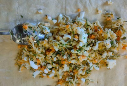 Фото шага рецепта Рулет с луком сыром и яйцом 189425 шаг 12  