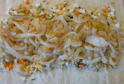 Фото шага рецепта Рулет с луком сыром и яйцом 189425 шаг 13  