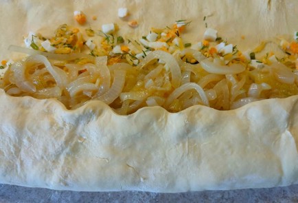 Фото шага рецепта Рулет с луком сыром и яйцом 189425 шаг 14  