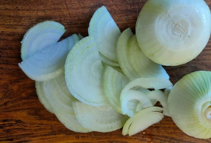 Фото шага рецепта Рулет с луком сыром и яйцом 189425 шаг 3  