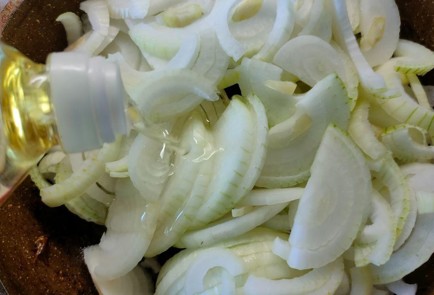 Фото шага рецепта Рулет с луком сыром и яйцом 189425 шаг 4  