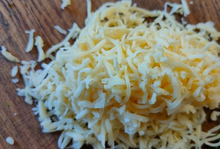 Фото шага рецепта Рулет с луком сыром и яйцом 189425 шаг 6  