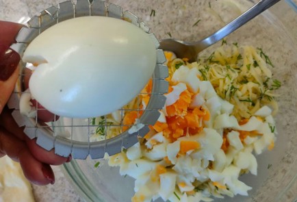 Фото шага рецепта Рулет с луком сыром и яйцом 189425 шаг 9  