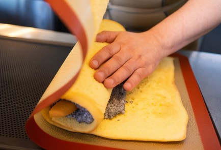 Фото шага рецепта Рулет с маком и маскарпоне 138598 шаг 10