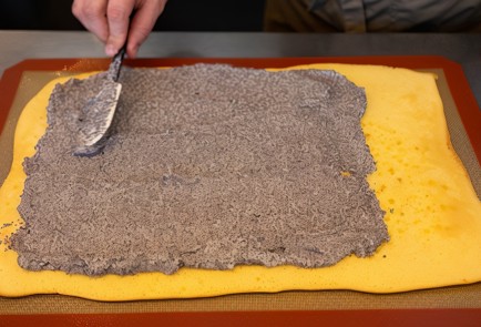 Фото шага рецепта Рулет с маком и маскарпоне 138598 шаг 9