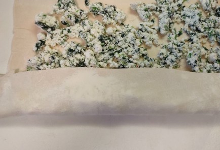 Фото шага рецепта Рулет с творогом и шпинатом 188885 шаг 10  