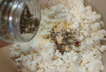 Фото шага рецепта Рулет с творогом и шпинатом 188885 шаг 4  