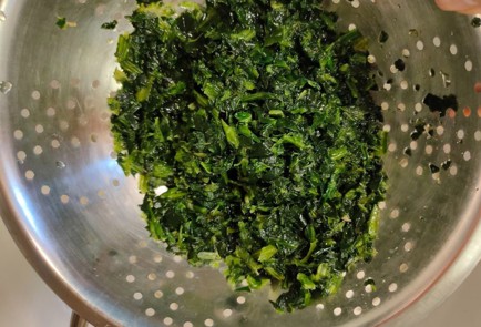 Фото шага рецепта Рулет с творогом и шпинатом 188885 шаг 5  