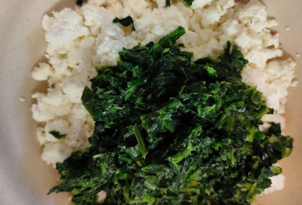 Фото шага рецепта Рулет с творогом и шпинатом 188885 шаг 6  