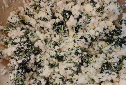 Фото шага рецепта Рулет с творогом и шпинатом 188885 шаг 7  