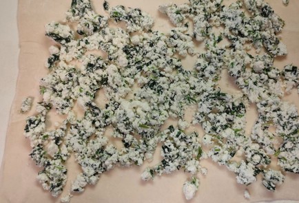 Фото шага рецепта Рулет с творогом и шпинатом 188885 шаг 9  